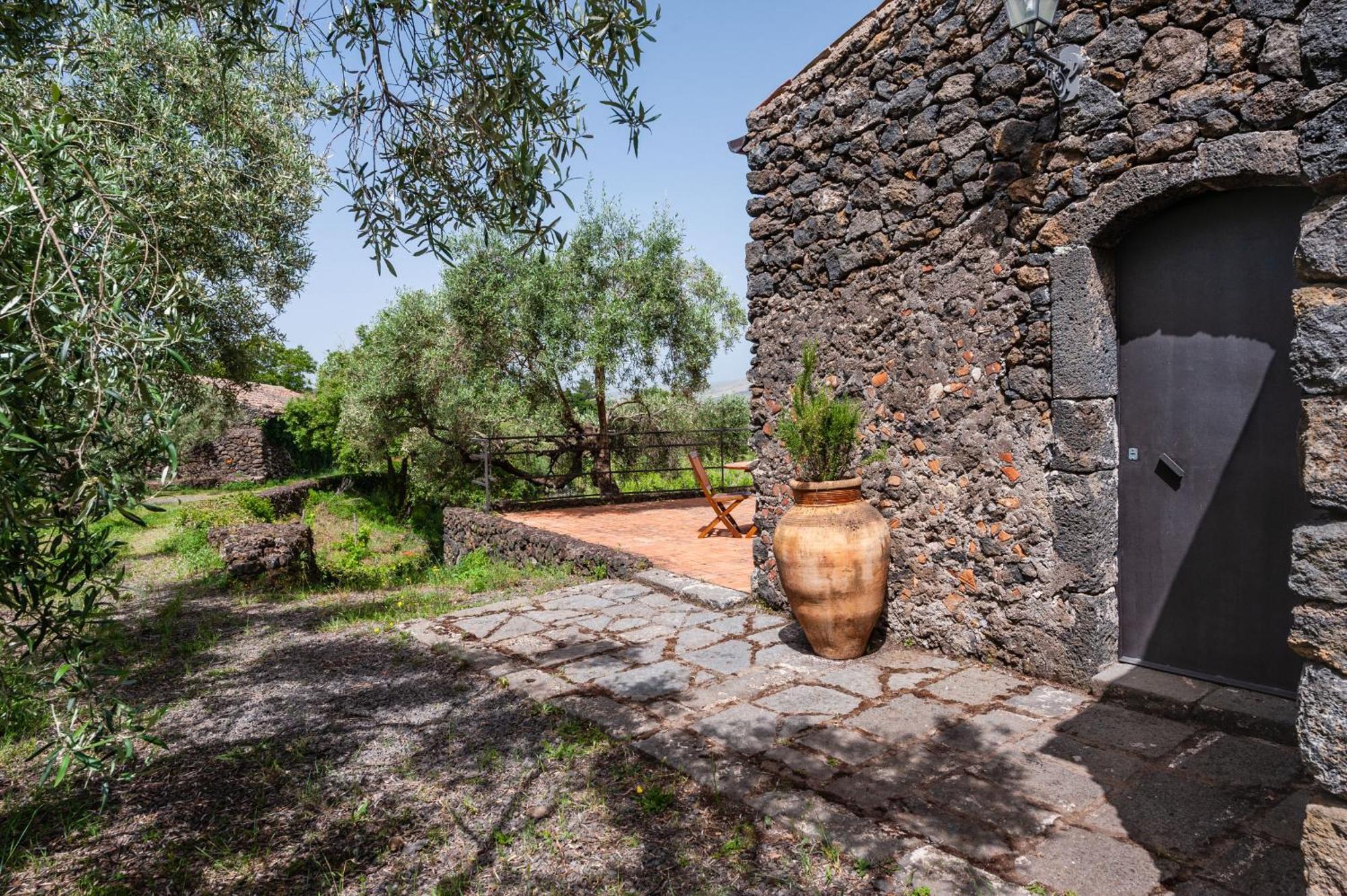 Terrazze Dell'Etna - Country Rooms And Apartments Рандаццо Экстерьер фото